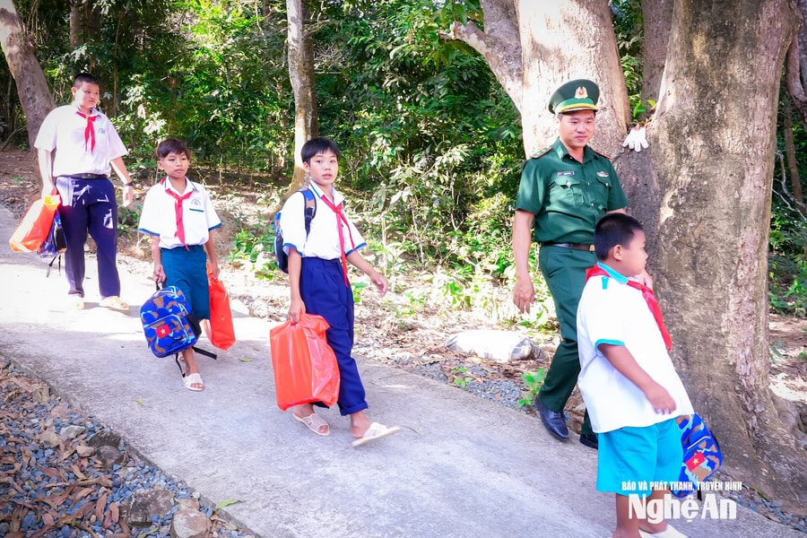 Lớp học tình thương trên đảo Hòn Chuối