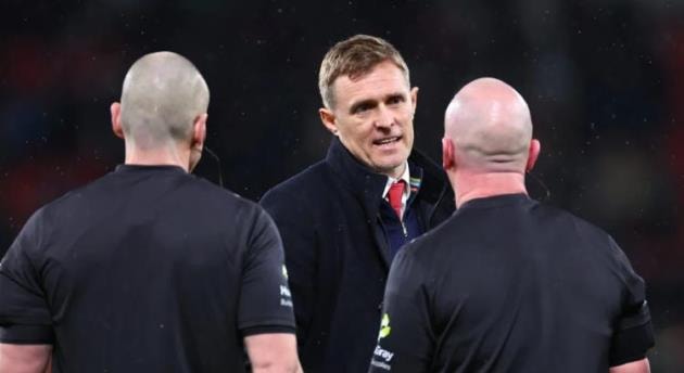 Darren Fletcher nhận thẻ vàng sau trận thua Brighton: Sự phản kháng muộn màng tại Old Trafford