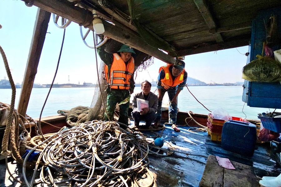 Phát hiện, xử phạt chủ tàu cá tàng trữ công cụ khai thác thủy sản phép