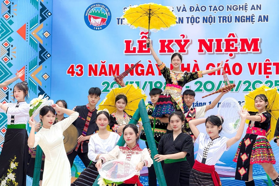 Từ điệu múa vùng cao đến tiếng phách Ca trù trong học đường xứ Nghệ