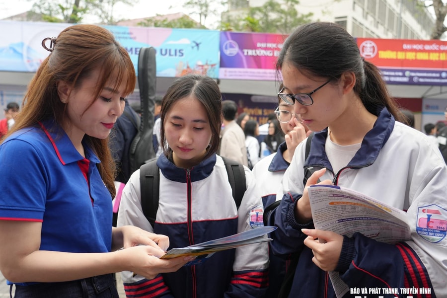 "Nóng" vấn đề bỏ khối C00 tại chương trình tư vấn tuyển sinh - hướng nghiệp 2026 tại Nghệ An