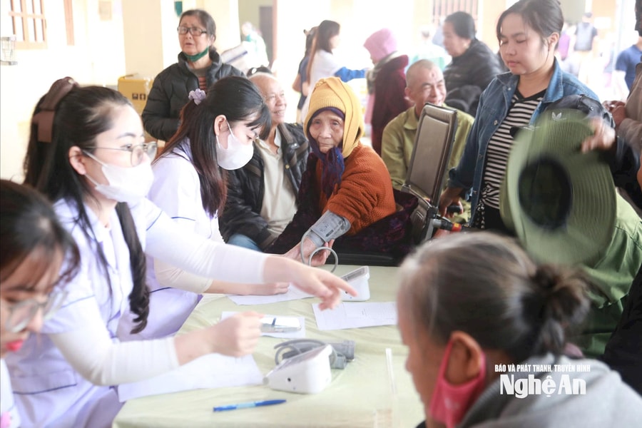 Sở Y tế Nghệ An khám bệnh, tư vấn sức khỏe cho người dân xã Nghĩa Thọ