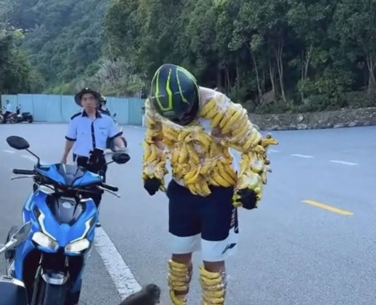 Đà Nẵng: Nhắc nhở du khách nước ngoài quấn chuối vào người để đùa giỡn với khỉ Sơn Trà