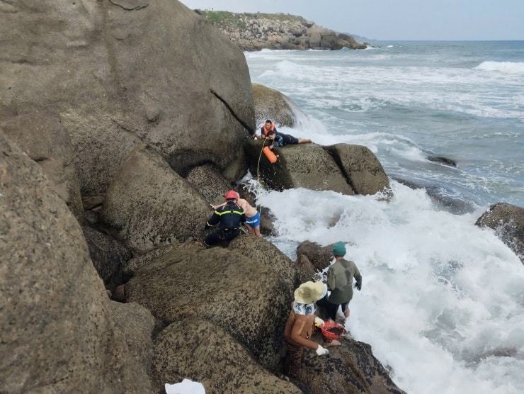 Đắk Lắk: Giải cứu 2 du khách nước ngoài mắc kẹt trong hốc đá tại bãi Tiên