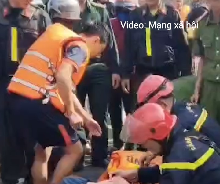 Cứu hộ kịp thời 2 du khách nước ngoài bị sóng cuốn vào hốc đá khi tắm biển