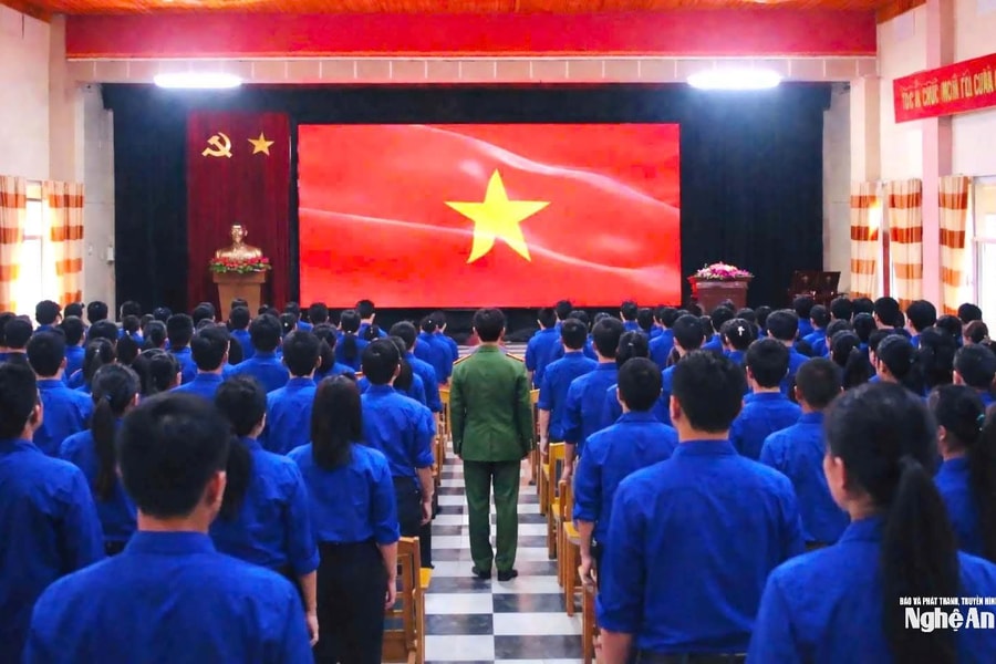 Tuổi trẻ Nghệ An đồng loạt tổ chức Lễ chào cờ chào mừng Đại hội XIV của Đảng
