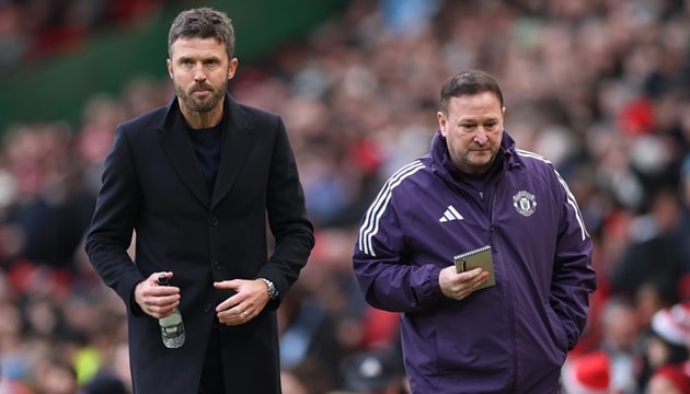 Michael Carrick tính dùng quân bài tẩy Mazraoui để khắc chế Arsenal