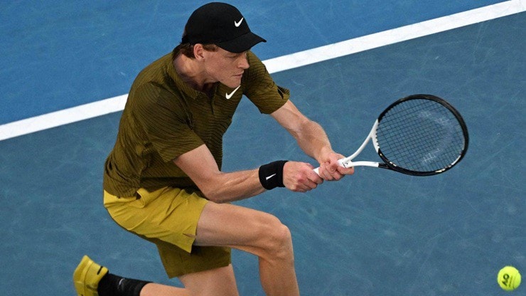 Jannik Sinner phô diễn sức mạnh tại Australian Open: Hugo Gaston bỏ cuộc sau 2 set