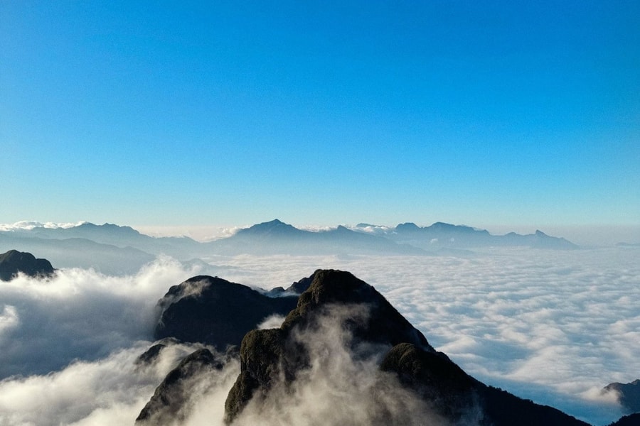 Ngũ Chỉ Sơn: Chinh phục núi bàn tay và săn biển mây kỳ ảo tại Lào Cai