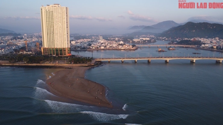Nha Trang: Cồn cát khổng lồ bất ngờ xuất hiện giữa cửa biển