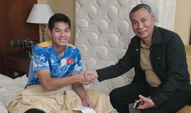 Chủ tịch VFF thăm hỏi và động viên trung vệ Hiểu Minh tại Saudi Arabia