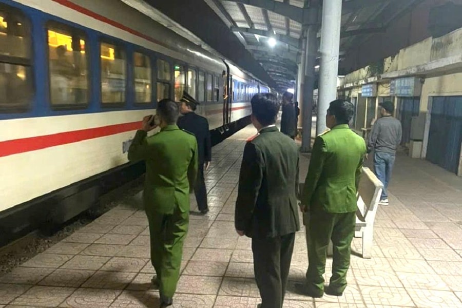 Công an Nghệ An giải cứu cô gái 16 tuổi bị “bắt cóc online” khi đang đi tàu hỏa