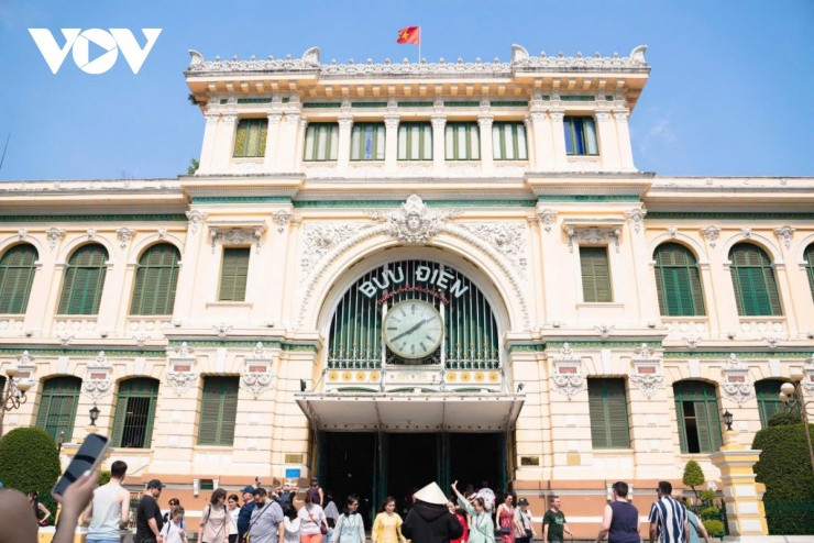 Bưu điện Trung tâm Sài Gòn: Nét xưa hội ngộ giữa nhịp sống Tết hiện đại
