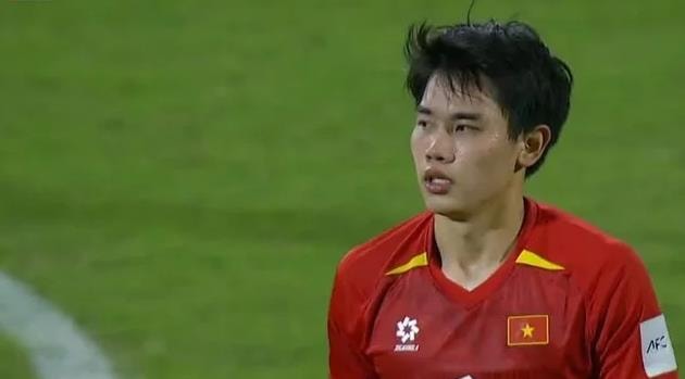 U23 Việt Nam đoạt HCĐ châu Á: HLV Kim Sang-sik và bài học từ tấm thẻ đỏ của Đình Bắc