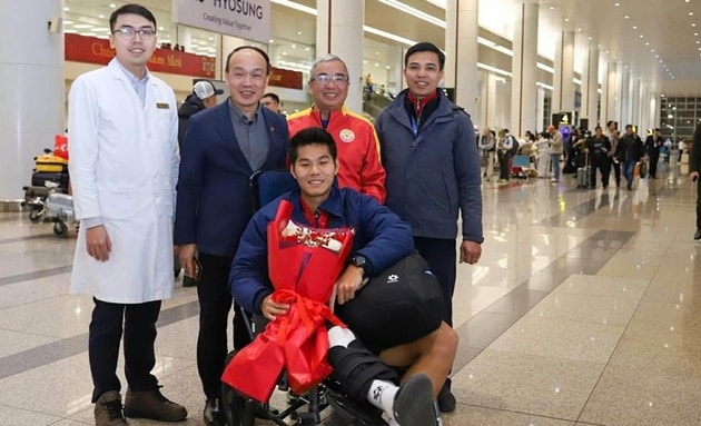 Trung vệ Hiểu Minh đứt dây chằng chéo trước, nhập viện khẩn cấp ngay khi về nước