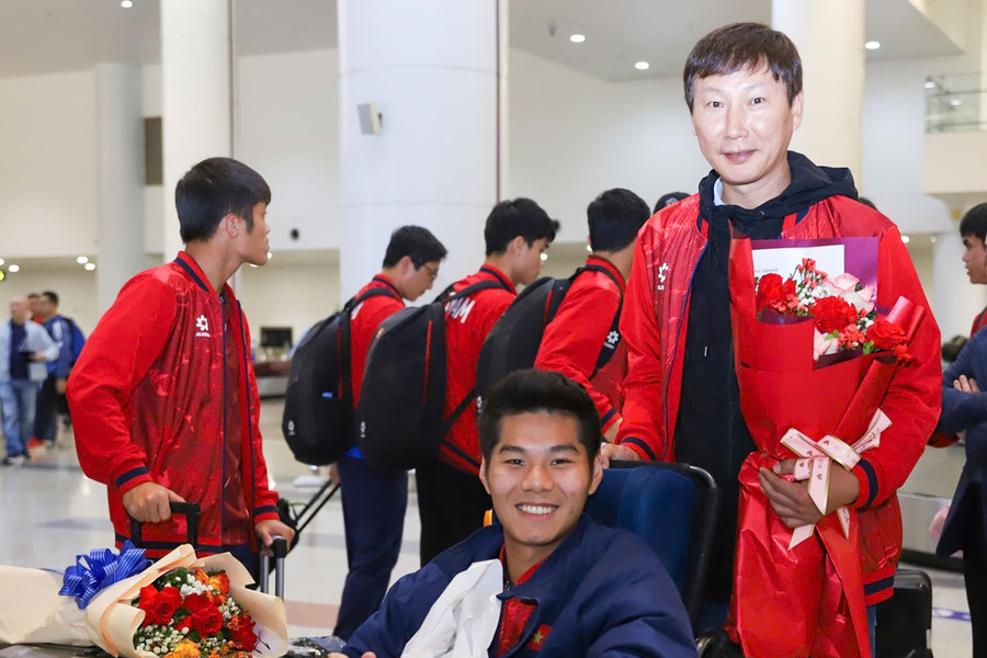 HLV Kim Sang Sik và khoảnh khắc gây xúc động với học trò tại sân bay Nội Bài