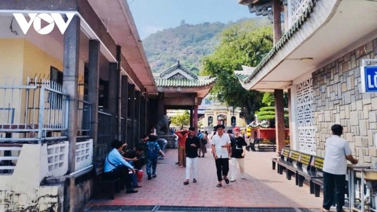 An Giang: Hành hương chiêm bái Miếu Bà Chúa Xứ Núi Sam dịp tạ lễ cuối năm