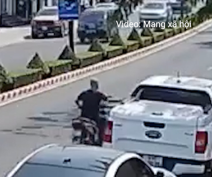Clip: Người đàn ông đi xe máy ngang nhiên đập phá gương ô tô trên phố