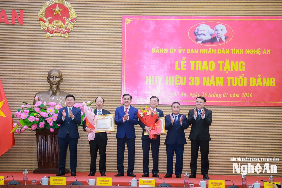Trao Huy hiệu 30 năm tuổi Đảng cho 2 Phó Chủ tịch UBND tỉnh Nghệ An