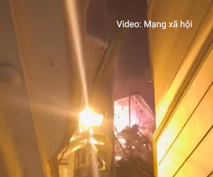 Kịp thời dập tắt đám cháy ngùn ngụt tại nhà dân trong phố
