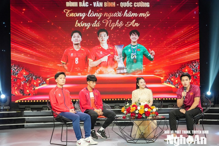 Ấm áp chương trình giao lưu “Đình Bắc - Văn Bình - Quốc Cường trong lòng người hâm mộ bóng đá Nghệ An”