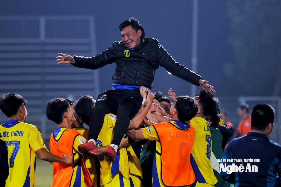 Khoảnh khắc vỡ òa của U19 SLNA trong ngày vô địch