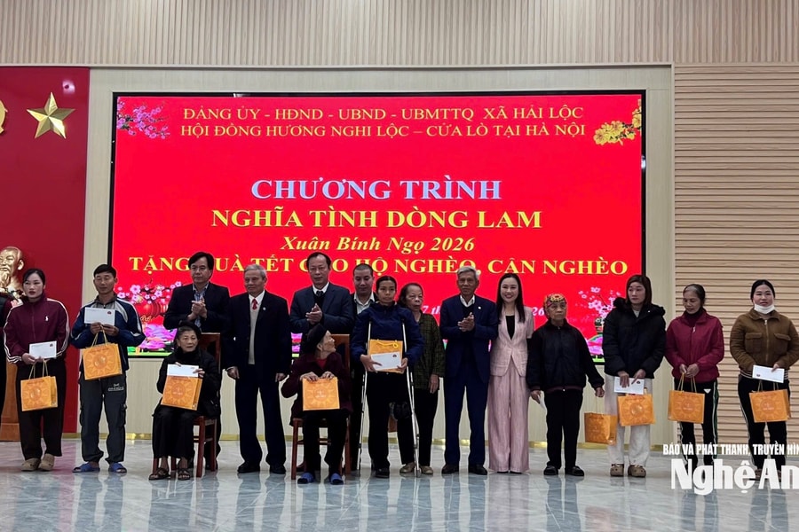 Trao quà Tết trị giá gần 200 triệu đồng cho người nghèo xã Hải Lộc