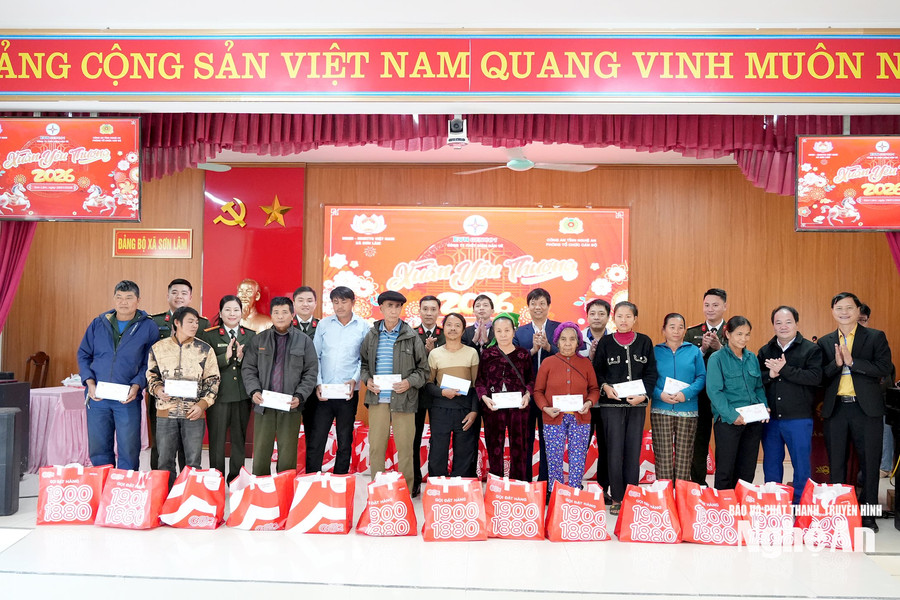 Công ty Thủy điện Bản Vẽ phối hợp Phòng Tổ chức cán bộ, Công an tỉnh Nghệ An trao quà Tết tại xã Sơn Lâm