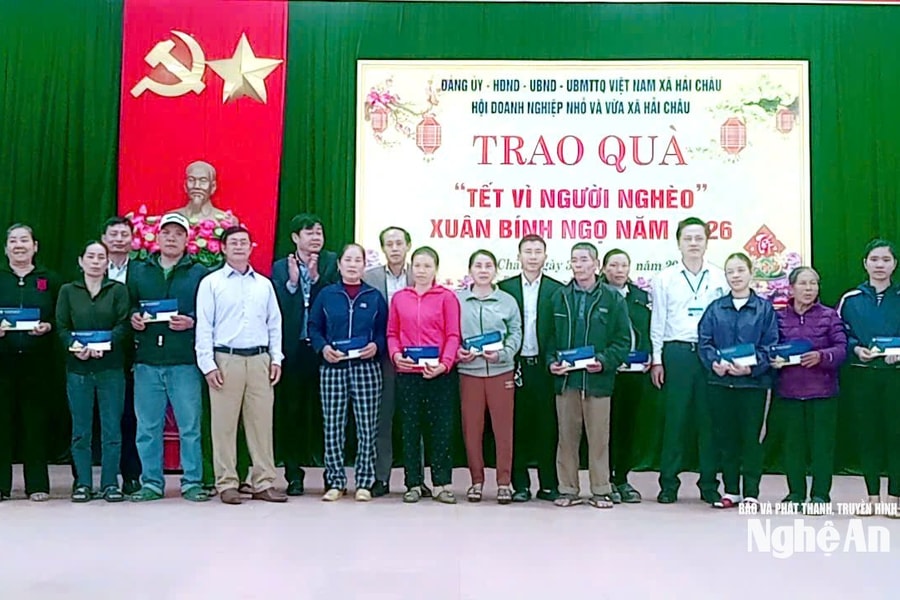 Xã Hải Châu (Nghệ An): Hơn 205 triệu trao quà Tết cho người nghèo
