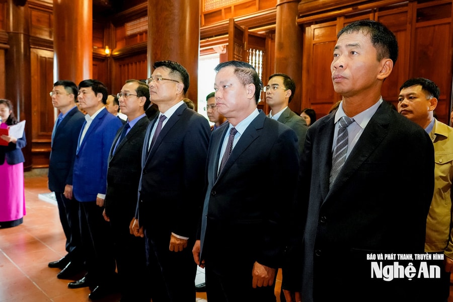 Viện trưởng Viện KSND tối cao Nguyễn Huy Tiến dâng hương tưởng niệm Chủ tịch Hồ Chí Minh