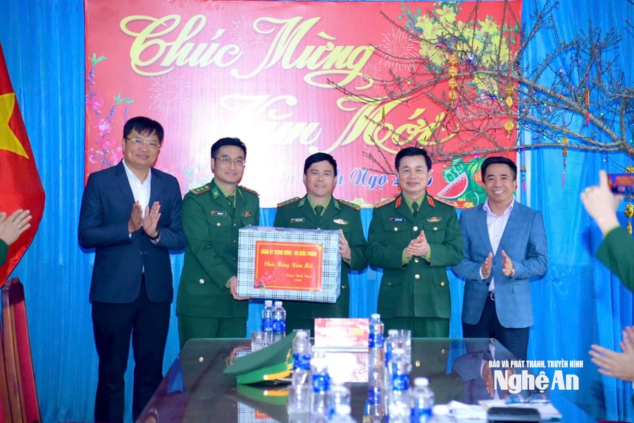 Đoàn công tác Tổng cục Chính trị chúc Tết Đồn Biên phòng cửa khẩu cảng Cửa Lò - Bến Thủy