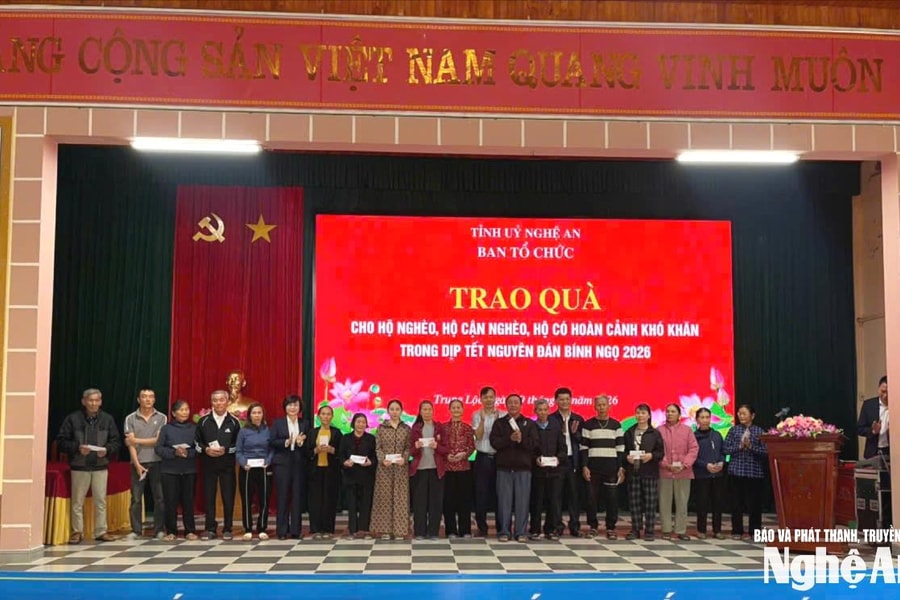 Trưởng Ban Tổ chức Tỉnh ủy Nghệ An thăm, chúc Tết hộ nghèo, hộ có hoàn cảnh khó khăn tại xã Trung Lộc