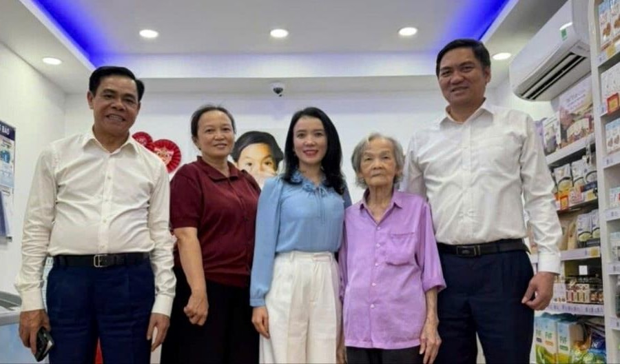 Lãnh đạo tỉnh thăm bà Hồng Minh - con gái của 2 bậc tiền bối cách mạng Lê Hồng Phong và Nguyễn Thị Minh Khai