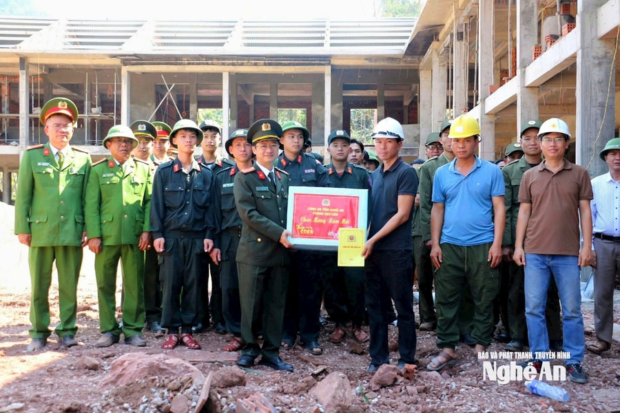 Công an Nghệ An tăng cường lực lượng, gấp rút hoàn thành trường học tặng học sinh xã Mỹ Lý
