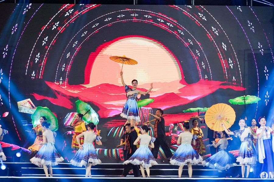 Nghệ An bắn pháo hoa chào mừng Ngày hội “Sắc Xuân vùng cao – Ấm tình đồng bào”