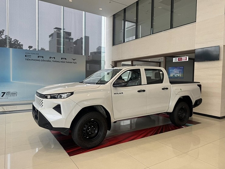 Toyota Hilux 2026 phiên bản 2.8 MT: Chi tiết biến thể thực dụng giá 632 triệu đồng