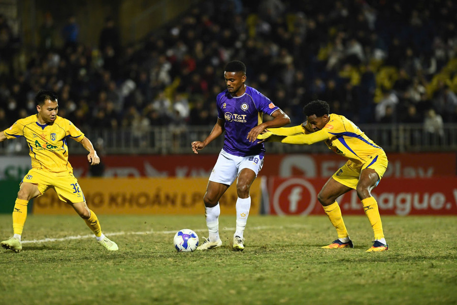 Sông Lam Nghệ An và những cảnh báo sau vòng 12 V.League 2025/26