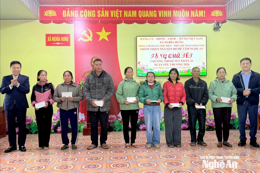 Phó Chủ tịch UBND tỉnh Hoàng Phú Hiền trao 100 suất quà Tết tại xã Nghĩa Hưng