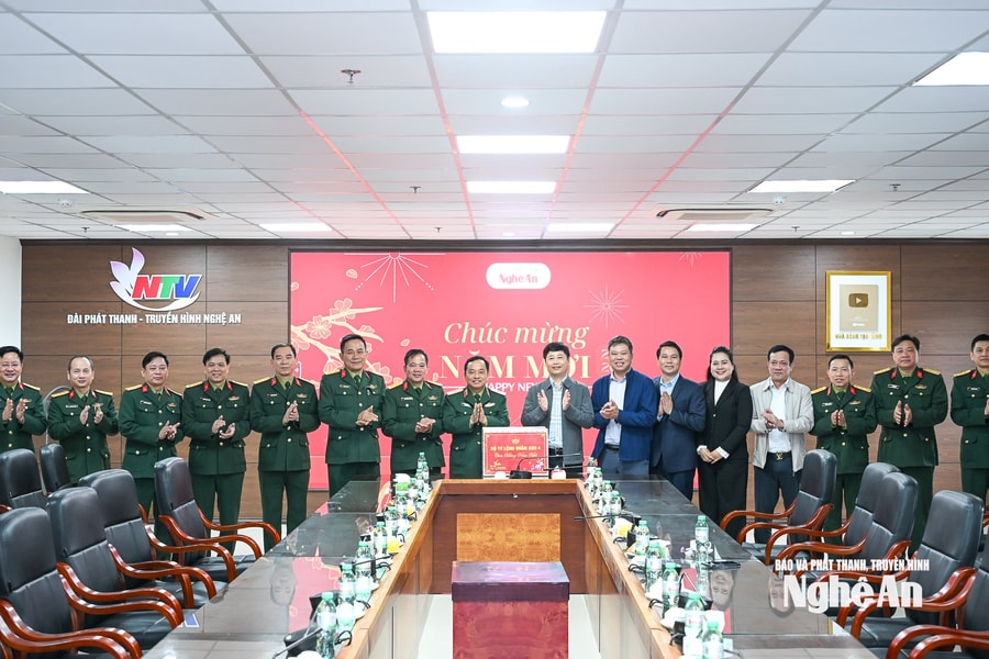 Bộ Tư lệnh Quân khu 4 chúc Tết Báo và phát thanh, truyền hình Nghệ An