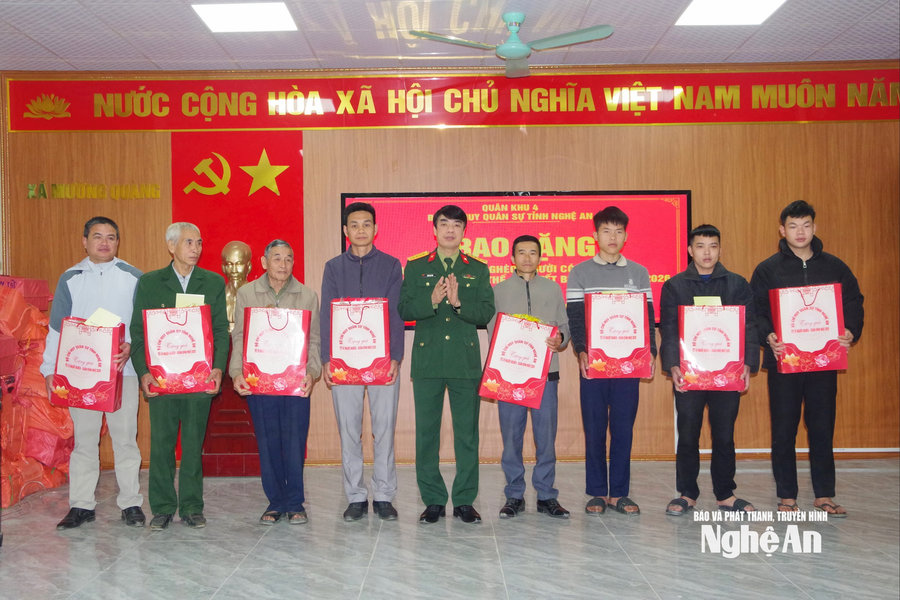 Bộ Chỉ huy Quân sự tỉnh thăm, tặng quà Tết người nghèo tại xã Mường Quàng