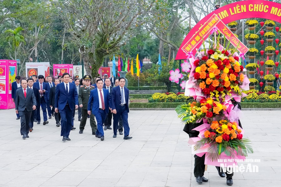 Lãnh đạo tỉnh Nghệ An dâng hương tưởng niệm Chủ tịch Hồ Chí Minh và Tổng Bí thư Lê Hồng Phong