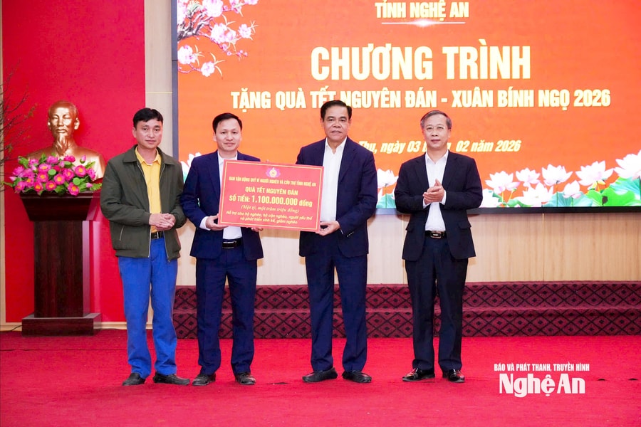 Chủ tịch UBND tỉnh Võ Trọng Hải thăm, chúc Tết cán bộ, chiến sĩ và Nhân dân xã Thông Thụ