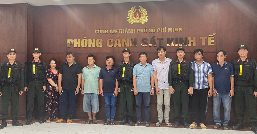 Triệt phá đường dây sản xuất xăng giả quy mô lớn, bắt 8 đối tượng