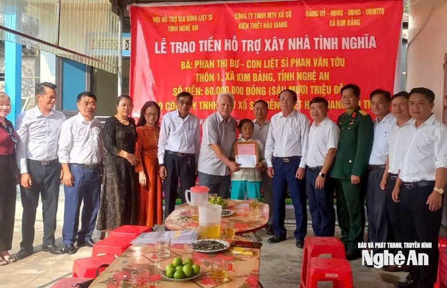 Trao gần 325 triệu đồng hỗ trợ xây nhà tình nghĩa và quà Tết cho thân nhân liệt sĩ