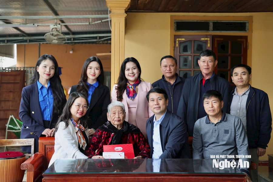 Báo và phát thanh, truyền hình Nghệ An thăm, tặng quà 2 Mẹ Việt Nam anh hùng