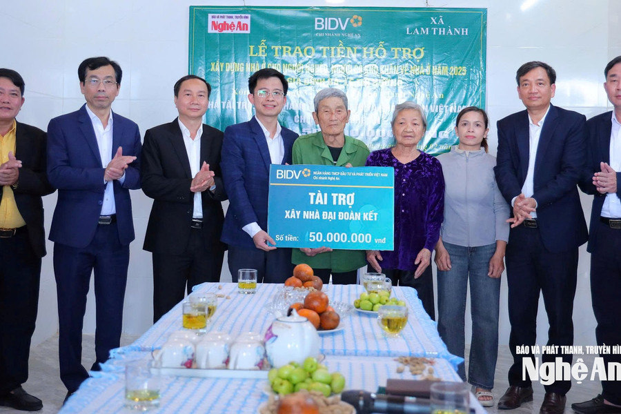 Bàn giao nhà ở cho 2 hộ nghèo ở xã Lam Thành