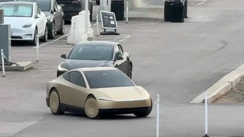 Tesla Cybercab lộ diện với cổng sạc thủ công bất chấp cam kết tự động hóa hoàn toàn