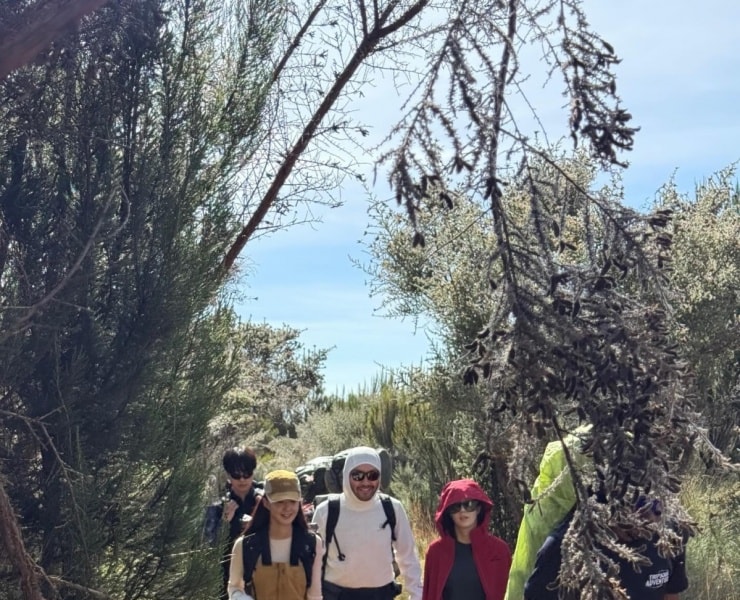 Lee Si Young chinh phục đỉnh Kilimanjaro: Hành trình chạm đến nóc nhà châu Phi