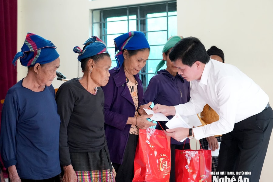 Phó Chủ tịch Thường trực Ủy ban MTTQ tỉnh Nghệ An trao quà Tết tại xã Châu Khê