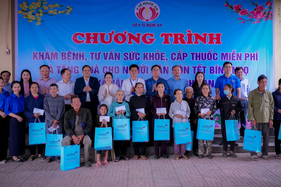 Ngành Y tế tổ chức khám, tư vấn sức khỏe, cấp phát thuốc và tặng quà Tết tại xã Văn Kiều
